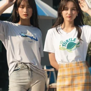 ผู้สวมเสื้อยืดรีไซเคิลจากขยะทะเลของ ocyco